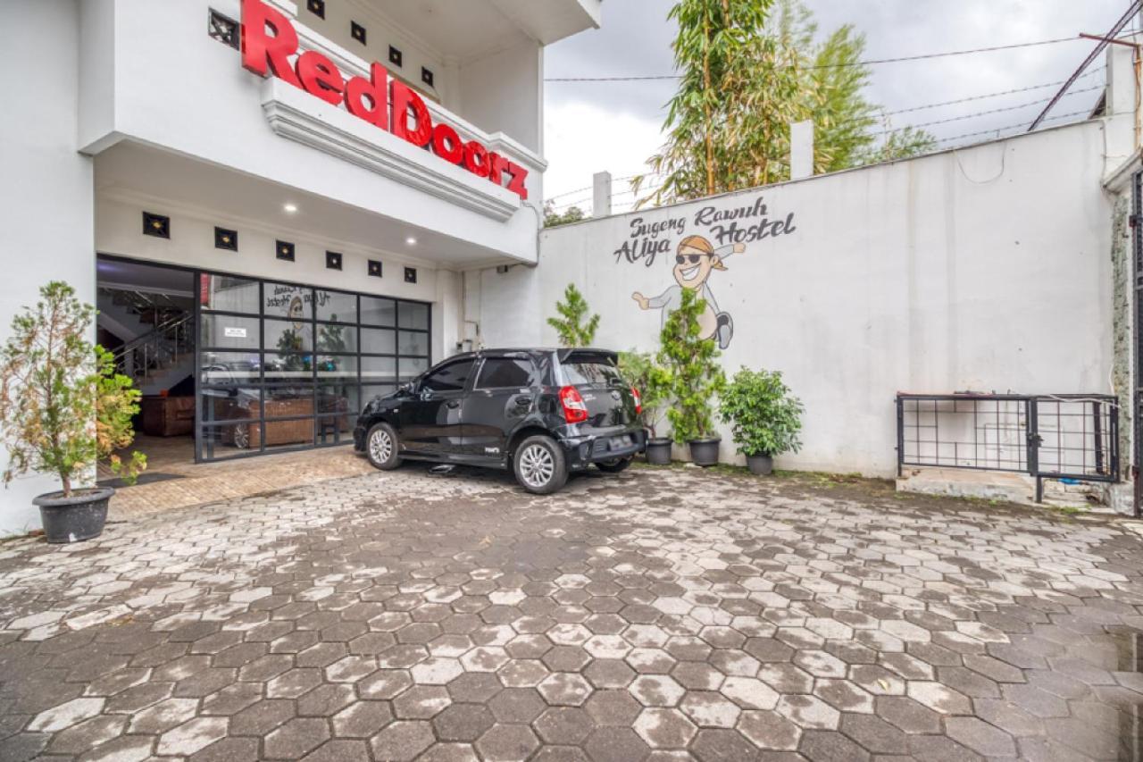Reddoorz Hostel Near Stadion Mandala Krida Yogya Джокякарта Екстериор снимка