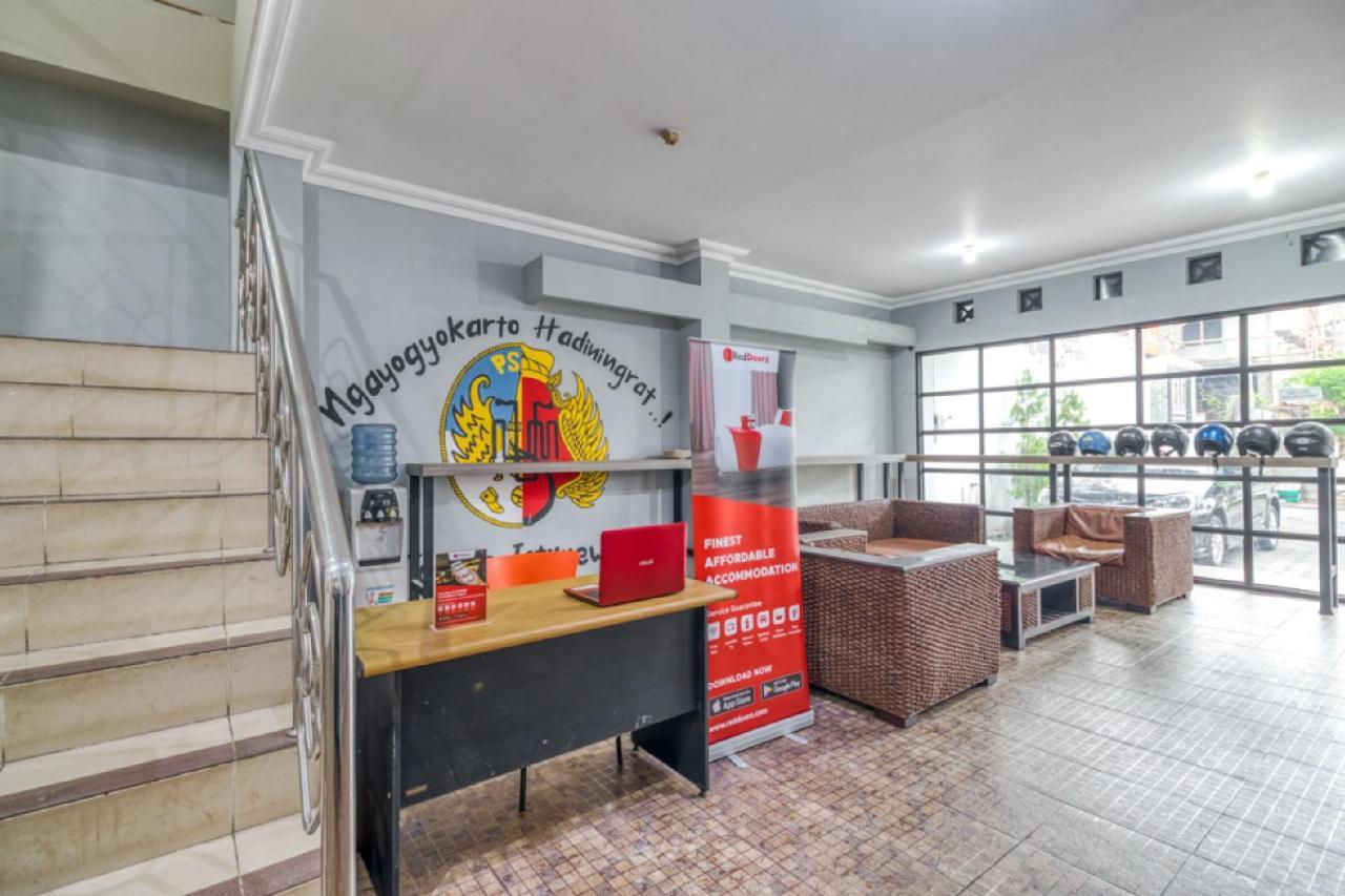 Reddoorz Hostel Near Stadion Mandala Krida Yogya Джокякарта Екстериор снимка