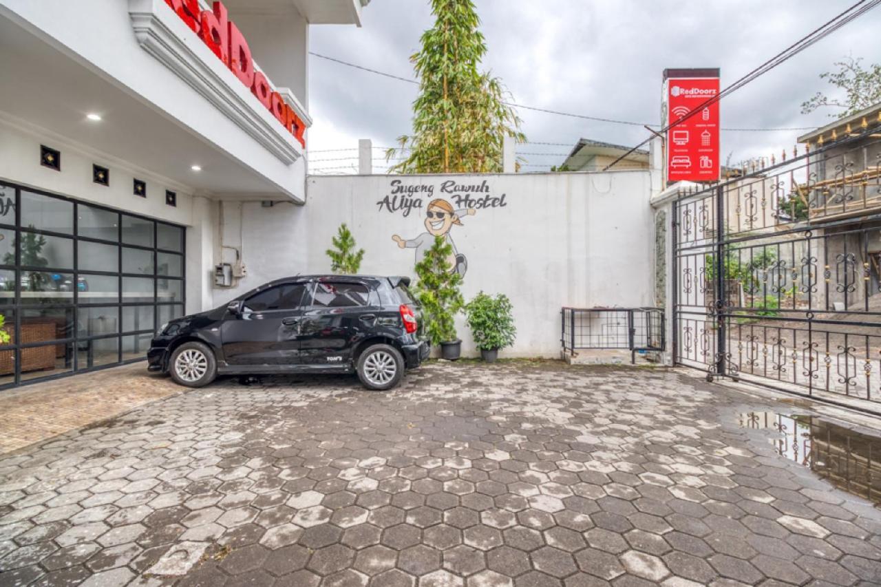 Reddoorz Hostel Near Stadion Mandala Krida Yogya Джокякарта Екстериор снимка