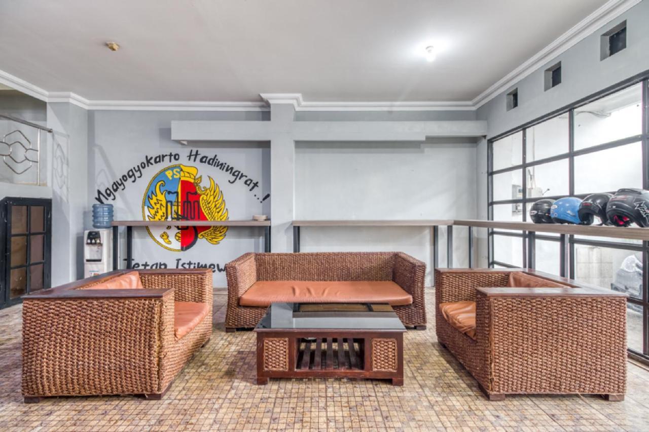 Reddoorz Hostel Near Stadion Mandala Krida Yogya Джокякарта Екстериор снимка