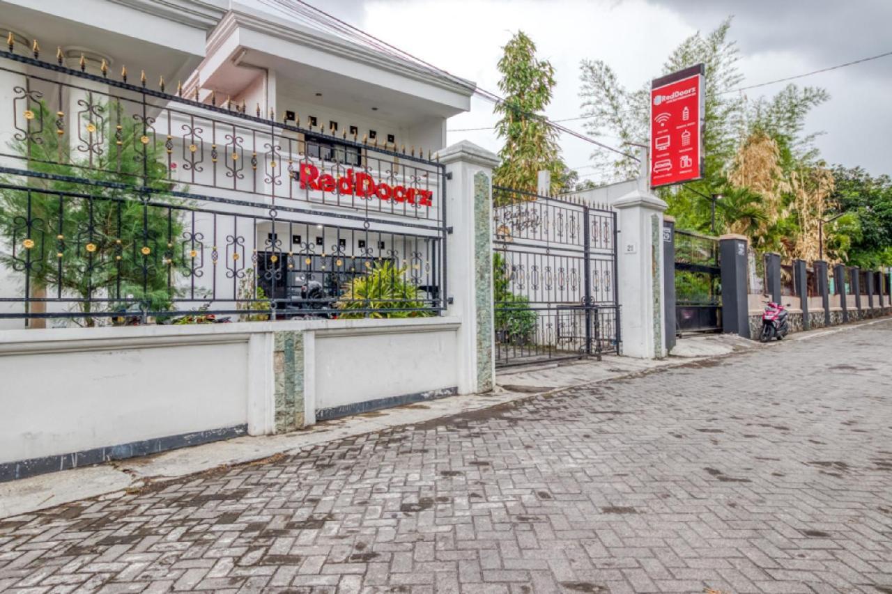 Reddoorz Hostel Near Stadion Mandala Krida Yogya Джокякарта Екстериор снимка