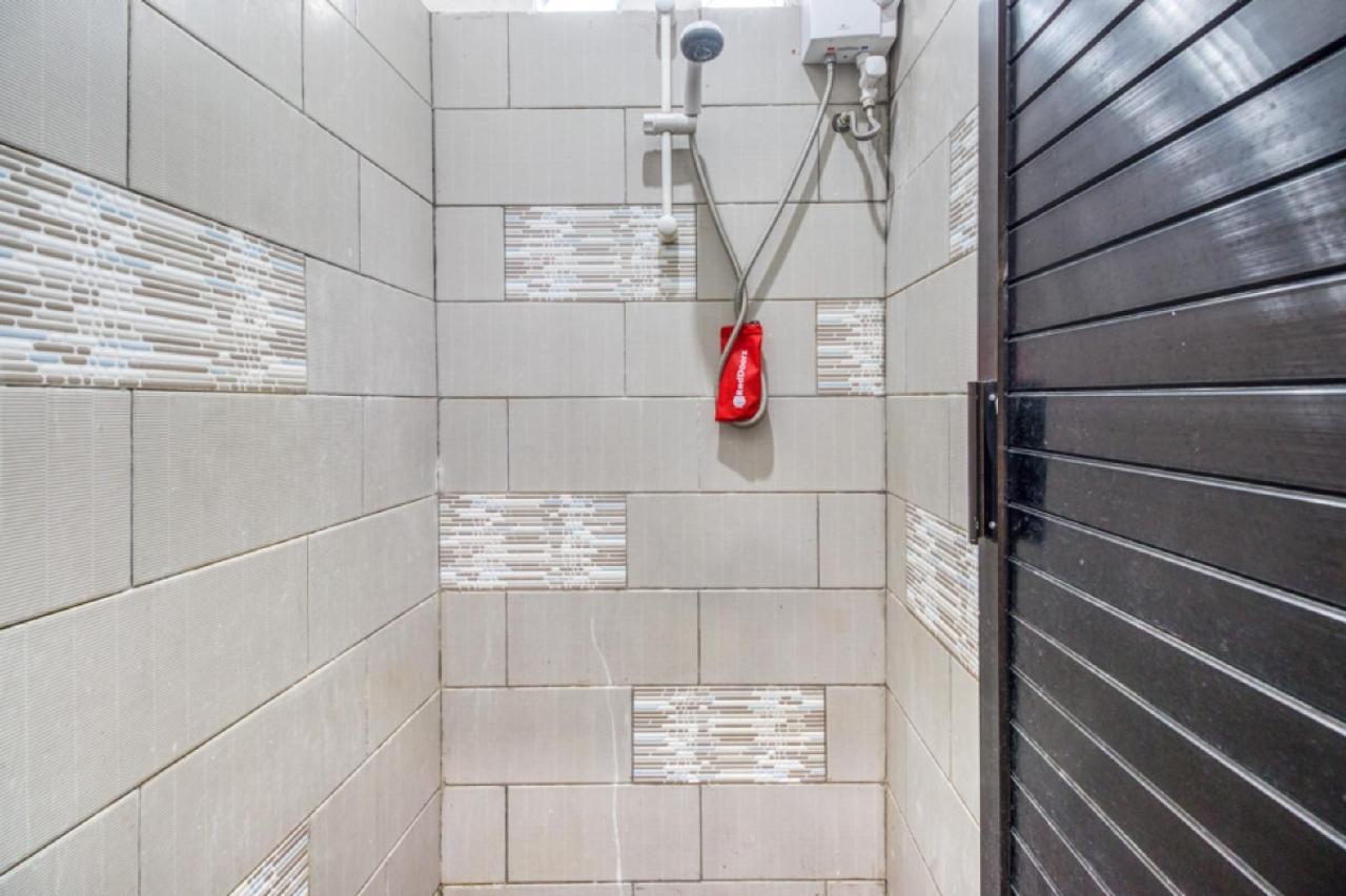 Reddoorz Hostel Near Stadion Mandala Krida Yogya Джокякарта Екстериор снимка